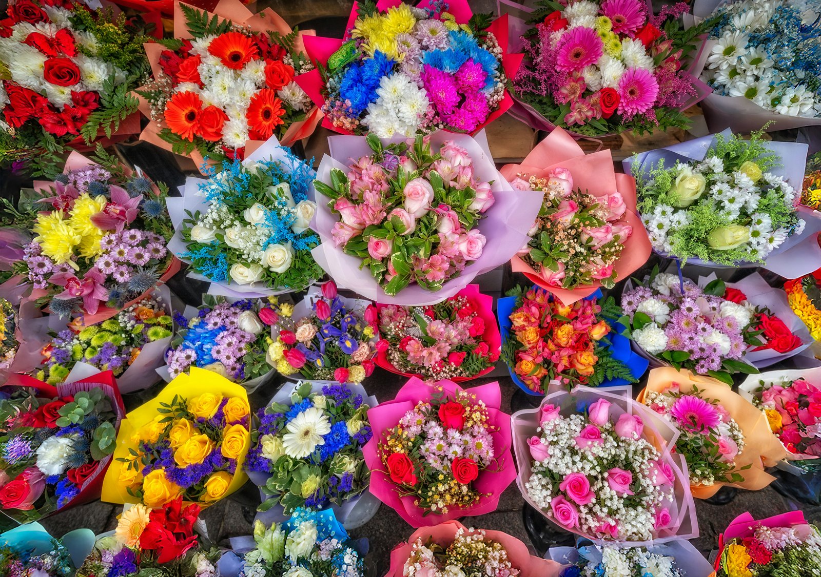 Perbedaan Bunga Segar vs Artificial: Mana yang Tepat untuk Hadiah & Dekorasi